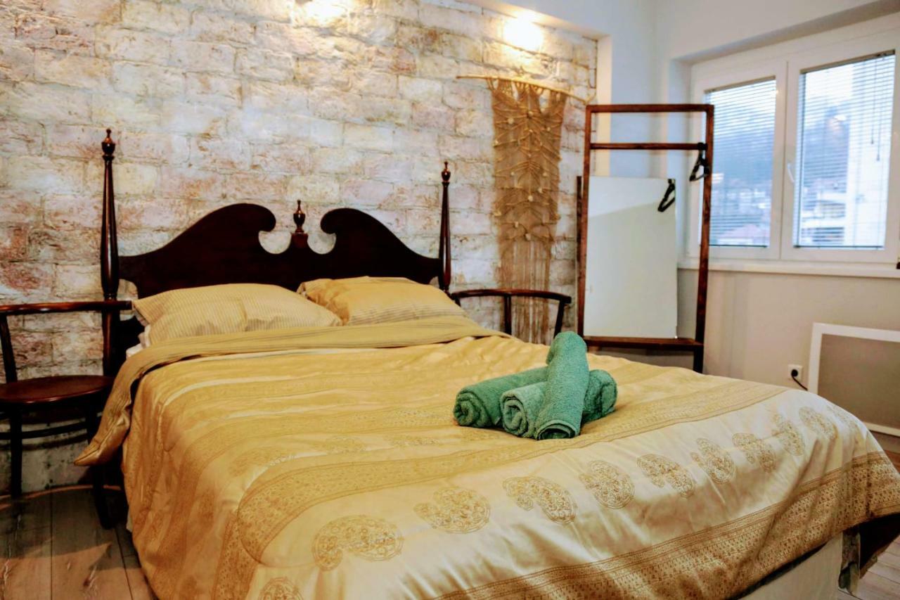 Cinema Courtyard Apartment ซาราเยโว ภายนอก รูปภาพ